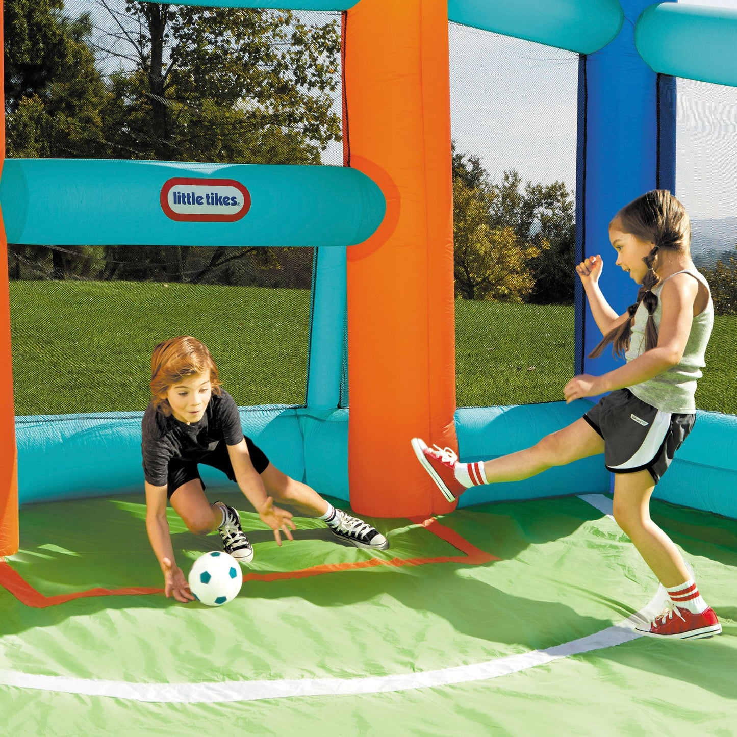 Little Tikes Huge Backyard Soccer & Basketball Court | Editor's Choice
